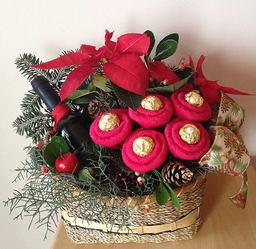 Кошница с цветя, бонбони и вино - Коледа с Фереро Роше