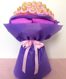 Букет от бонбони с Фереро Роше - Голдън момент в розово-лилаво