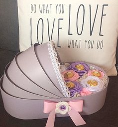Аранжировка с бонбони в бебешко кошче - Малката принцеса
