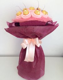 Букет от бонбони Фереро Роше - Стил в бордо и розово