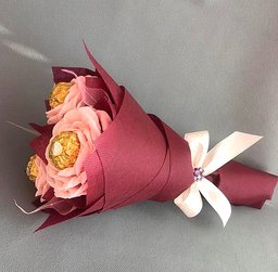 Букет от бонбони Фереро Роше - Комплимент в розово и бордо