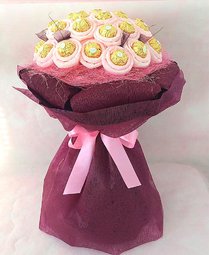 Букет от бонбони Фереро Роше - Стил в розово и бордо