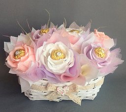 Аранжировка с бонбони Фереро Роше - Нежност в розово и лилаво
